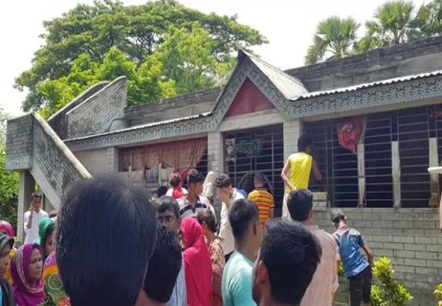 ঘরে স্ত্রী-কন্যার গলাকাটা লাশ, বারান্দায় স্বামীর