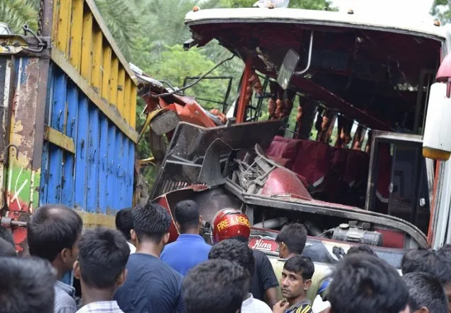নাটোরে বাস-ট্রাকের সংঘর্ষে নিহত ২