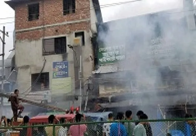 বঙ্গবাজারে ভয়াবহ আগুন, নিয়ন্ত্রণে ১৭ ইউনিট