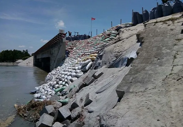 ১৬ কোটি ৭৫ লাখ টাকার নির্মিত সেতু, উদ্বোধনের আগেই ভাঙনের দেখা!