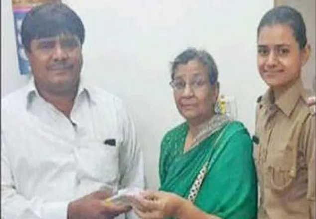 ৪ লাখ রুপি পেয়েও ফিরিয়ে দিলেন অটোচালক