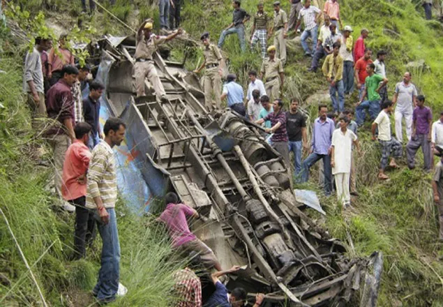 ভারতে শিক্ষার্থীবাহী বাস খাদে পড়ে নিহত ৩৩