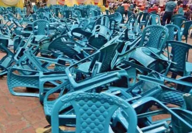 কামরানের শেষ জনসভায় ছাত্রলীগের চেয়ার ছোড়াছুড়ি