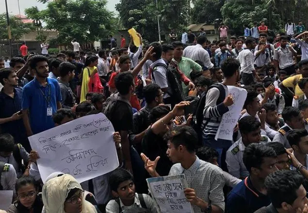 কুর্মিটোলায় শিক্ষার্থীদের অবরোধ: যান চলাচল বন্ধ (ভিডিও)