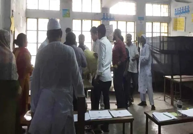 বরিশালে সব কেন্দ্র দখল করে নৌকায় সিল (ভিডিও)