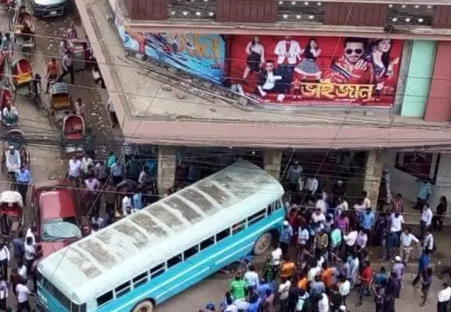 সিনেমা হলে হঠাৎ বাসের ধাক্কা!
