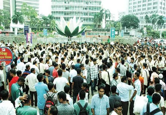 শিক্ষার্থীদের বিক্ষোভে অচল ঢাকা