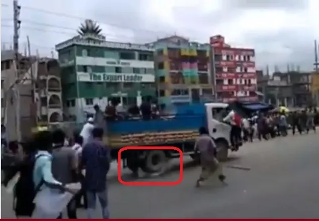 আন্দোলনরত শিক্ষার্থীদের ওপর উঠিয়ে দিল ট্রাক (ভিডিও) 