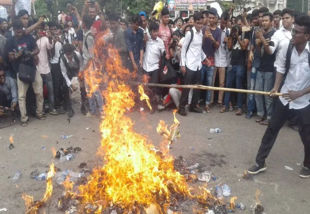 শাহবাগে নৌ মন্ত্রীর কুশপুত্তলিকা দাহ