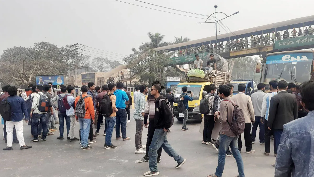 বাসচাপায় শিক্ষার্থীর মৃত্যু, শিক্ষার্থীদের বিমানবন্দর সড়ক অবরোধ