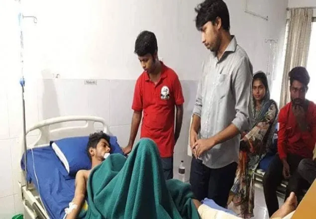 ট্রাকচাপায় আহত ফয়সালের পাশে যাত্রী অধিকার আন্দোলন