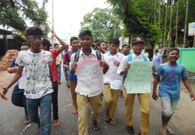 লালমনিরহাটে নিরাপদ সড়কের দাবীতে বিক্ষোভ ও মানববন্ধন