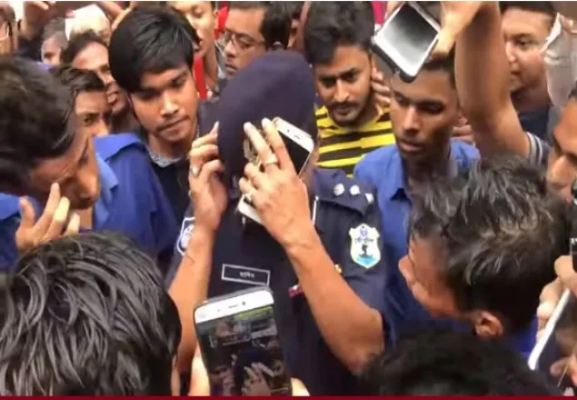 রেজিস্ট্রেশন-ড্রাইভিং লাইসেন্স নেই, শিক্ষার্থীদের কাছে ধরা খেলেন ডিআইজি 