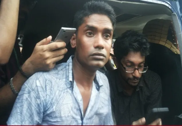 শিক্ষার্থীদের তল্লাশি: ডিবির গাড়ি থেকে অস্ত্র-ইয়াবা-গাজা উদ্ধার 