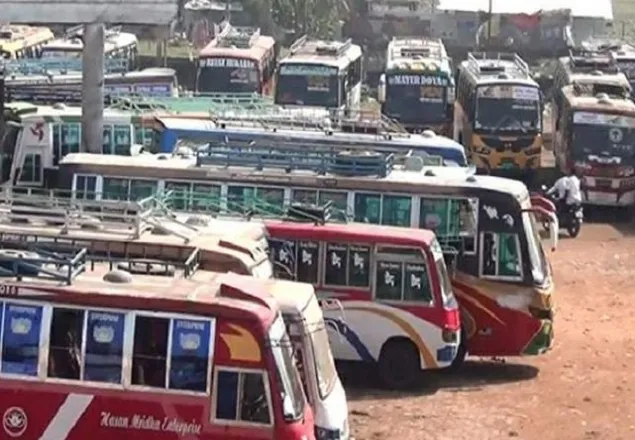 রাজশাহী থেকে সব সড়কপথে বাস বন্ধ, দুর্ভোগে যাত্রীরা 
