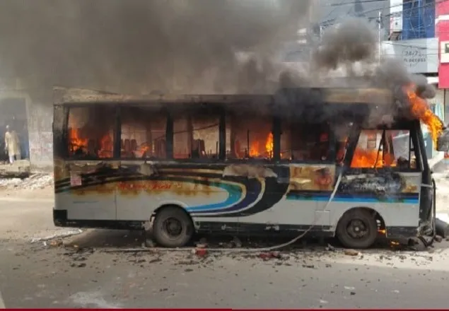 বাসের ধাক্কায় মোটরসাইকেল আরোহী নিহত, জনতার আগুন 