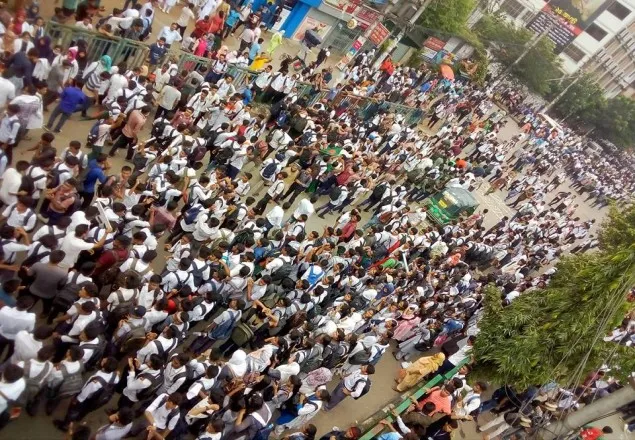রাজধানীর বিভিন্ন পয়েন্টে শিক্ষার্থীদের ঢল