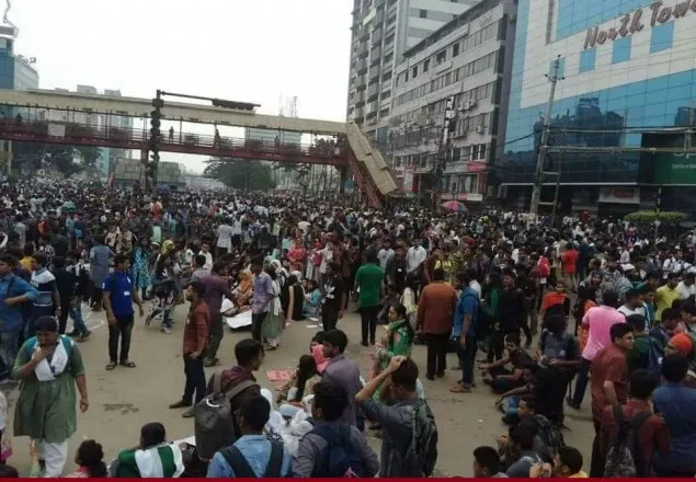 মিরপুরে শিক্ষার্থীদের ধাওয়া খেয়ে পালিয়ে গেল ছাত্রলীগ 