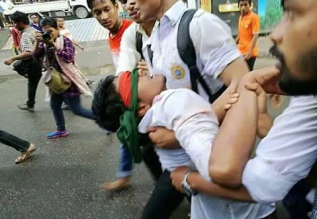 নিরাপদ সড়ক:শিক্ষার্থীদের উপর হামলা,শিক্ষার্থীদের চকলেট বিতরণ