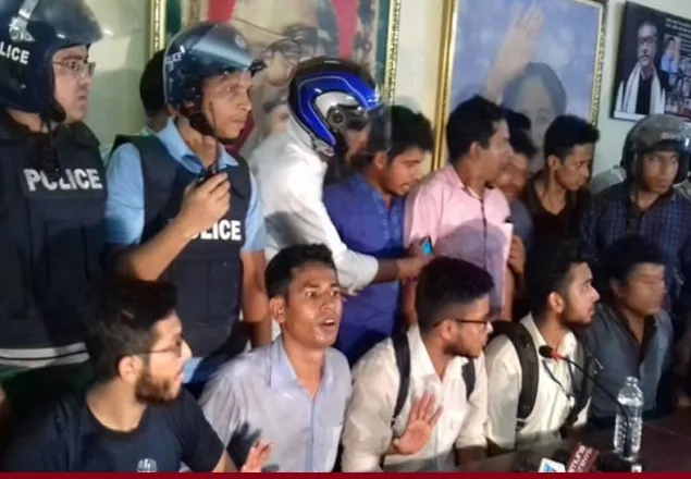 আ.লীগ কার্যালয়ে ‘শিক্ষার্থীর লাশ’র খবর গুজব: কার্যালয় ঘুরে শিক্ষার্থীরা 