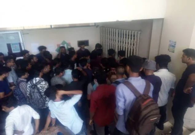 নোবিপ্রবি'র উপাচার্য অবরুদ্ধ