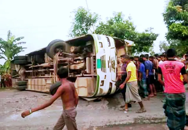 গাইবান্ধায় বাস উল্টে শিশুসহ নিহত ২