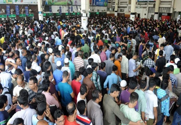 ট্রেনের অগ্রিম টিকিট: কমলাপুরে উপচেপড়া ভিড়