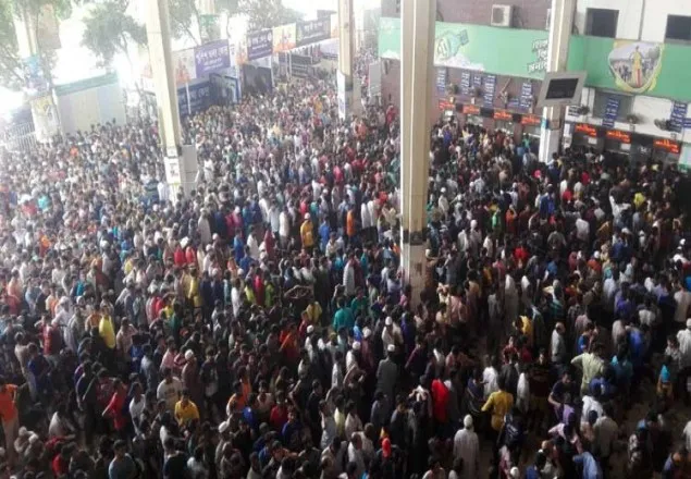 এক ঘণ্টা বন্ধ থাকার পর কমলাপুরে ট্রেনের টিকিট বিক্রি শুরু