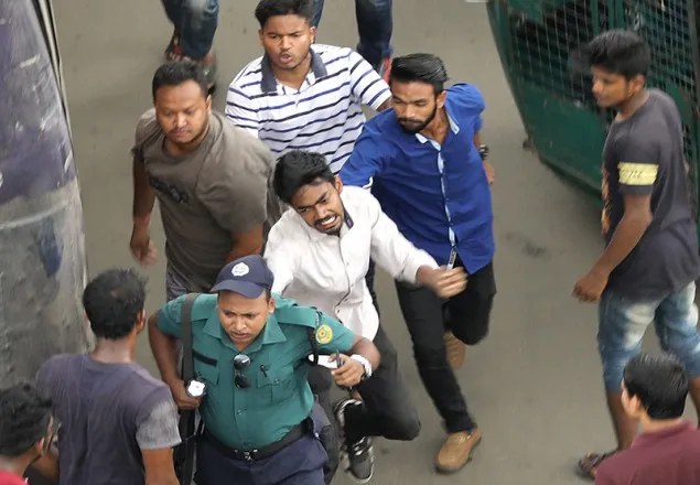 উল্টো পথে ছাত্রলীগের বাইকে বাধা দেওয়ায় ট্রাফিক পুলিশ লাঞ্ছিত 