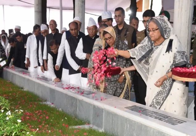 টুঙ্গিপাড়ায় বঙ্গবন্ধুর সমাধিতে প্রধানমন্ত্রীর শ্রদ্ধা