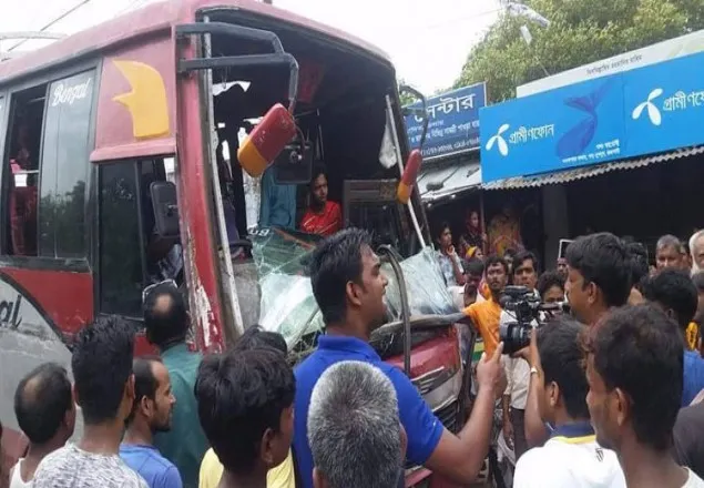  নিয়ন্ত্রণ হারিয়ে বাস দোকানে, নিহত ৩