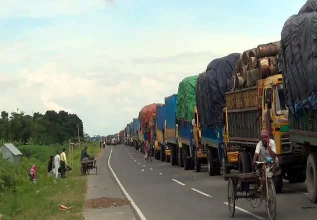 দুই ফেরির অপেক্ষায় সাড়ে ৩'শ যানবাহন