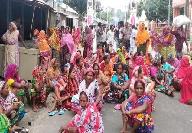 জামালপুরে বকেয়া বেতনের দাবিতে শ্রমিকদের সড়ক অবরোধ