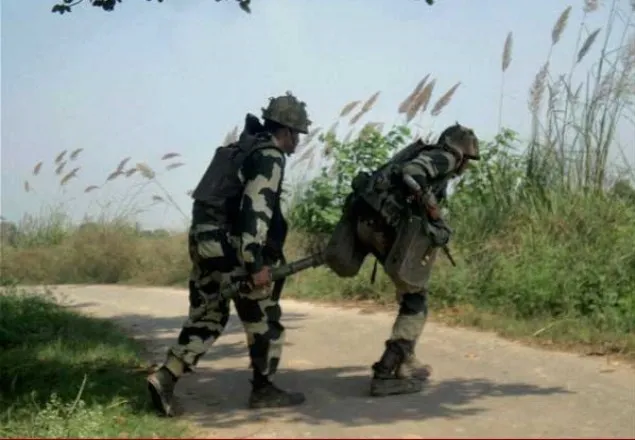 কাশ্মির সীমান্তে গোলাগুলি, ৪ ভারতীয় সেনা আহত 