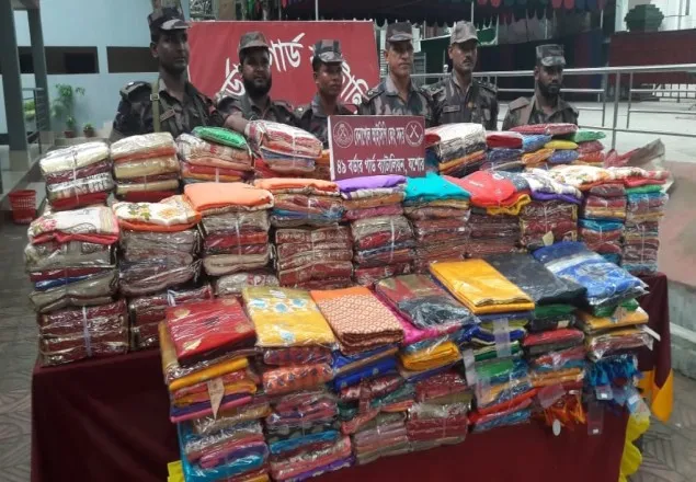বেনাপোলে ৩০ লাখ টাকা মূল্যের ভারতীয় শাড়ী আটক