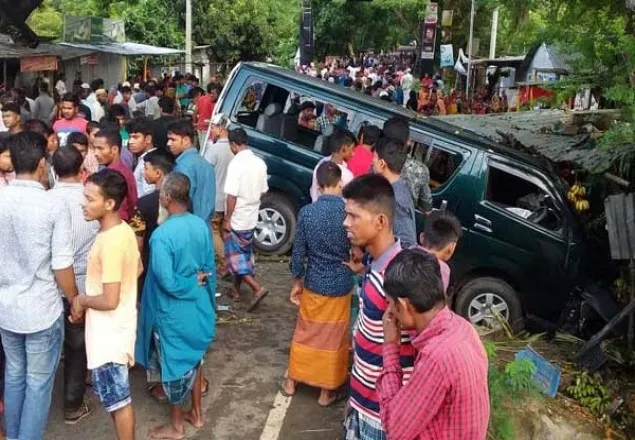 মাইক্রোবাস নিয়ন্ত্রণ হারিয়ে দোকানে, শিক্ষার্থী নিহত
