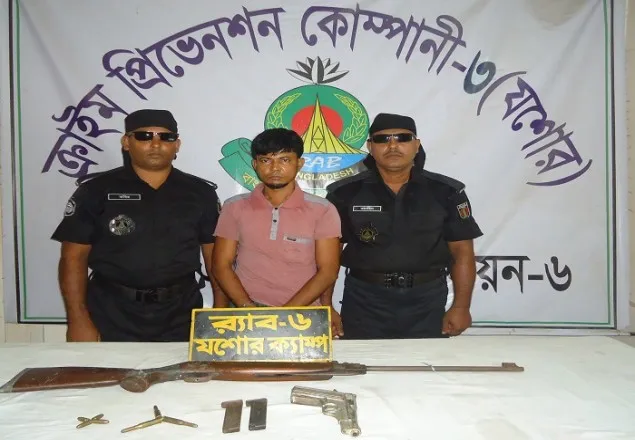 বেনাপোলে অস্ত্র ও ম্যাগাজিনসহ আটক ১