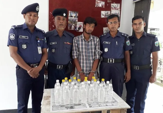 রাণীনগরে ২৩ বোতল মদসহ কলেজ ছাত্র আটক