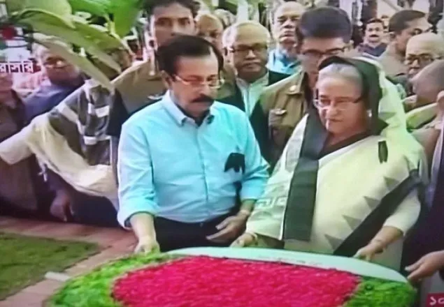 ২১ আগস্ট গ্রেনেড হামলার অস্থায়ী বেদিতে প্রধানমন্ত্রীর শ্রদ্ধা