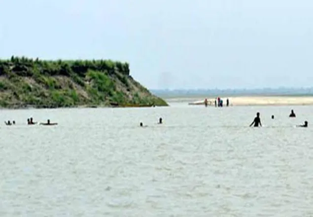 অতিরিক্ত যাত্রী বোঝাই লঞ্চ থেকে পড়ে মেঘনায় যুবক নিখোঁজ
