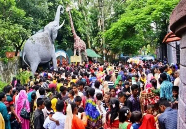 উপচে পড়া ভিড় বিনোদন কেন্দ্রগুলোতে