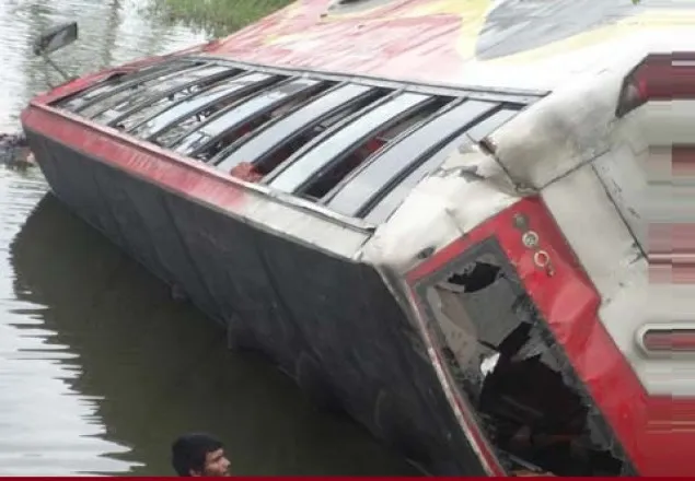 কুমিল্লায় বাস খাদে পড়ে ২ যাত্রী নিহত 