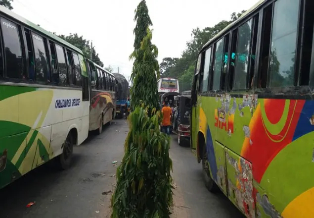 দৌলতদিয়ায় মানুষের ঢল, অপেক্ষায় ৫ শতাধিক যানবাহন