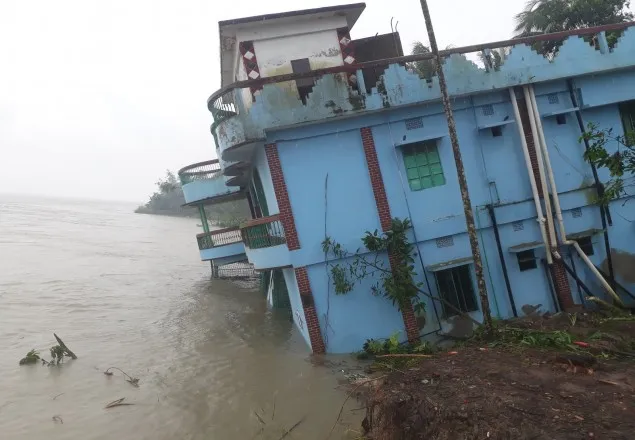 পদ্মার ছোবলে ৩ হাজার পরিবার গৃহহীন, দেখার কেউ নেই নড়িয়াবাসীকে!