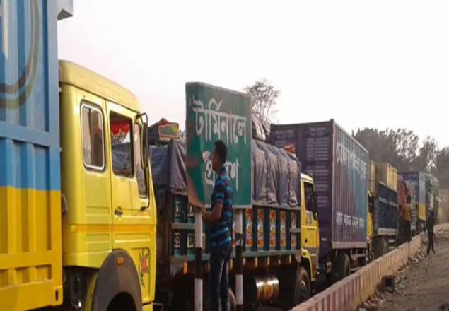 দৌলতদিয়ায় পারের অপেক্ষায় শত শত যানবাহন