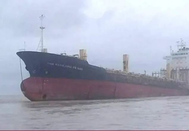 মিয়ানমারে ভেসে এলো কান্ডারী বিহীন ভৌতিক জাহাজ  