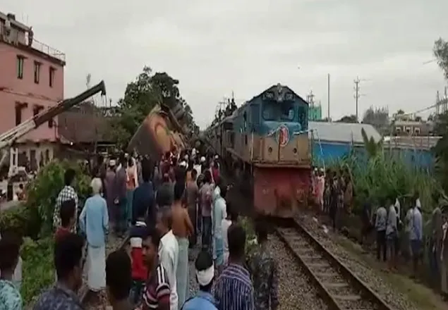 চট্টগ্রামে বাস ট্রেন সংঘর্ষ নিহত ২