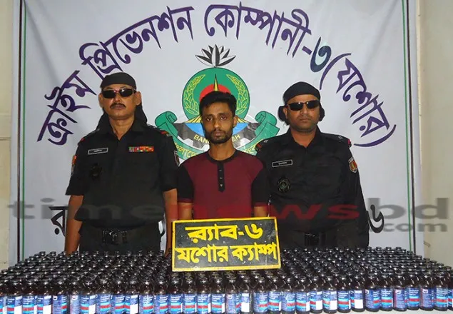 বেনাপোলে ৩০০ বোতল ফেন্সিডিলসহ ব্যবসায়ী আটক