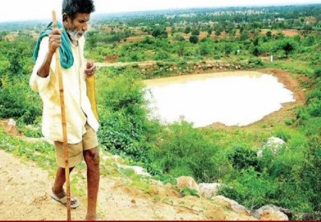 পাহাড়ের বুকে পুকুর খনন করে বেড়ানোই যার নেশা 