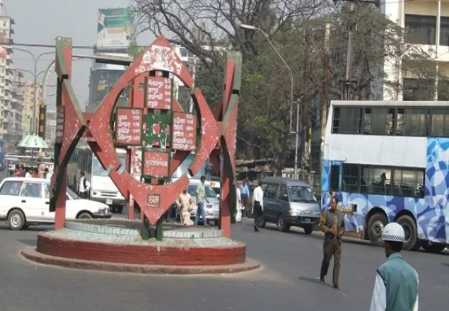 রাজধানীতে বাস-কাভার্ড ভ্যানের সংঘর্ষে আহত ৭